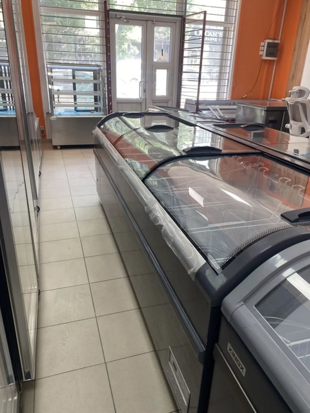 Холодильная витрина (магазинная, для выкладки и продажи продуктов)