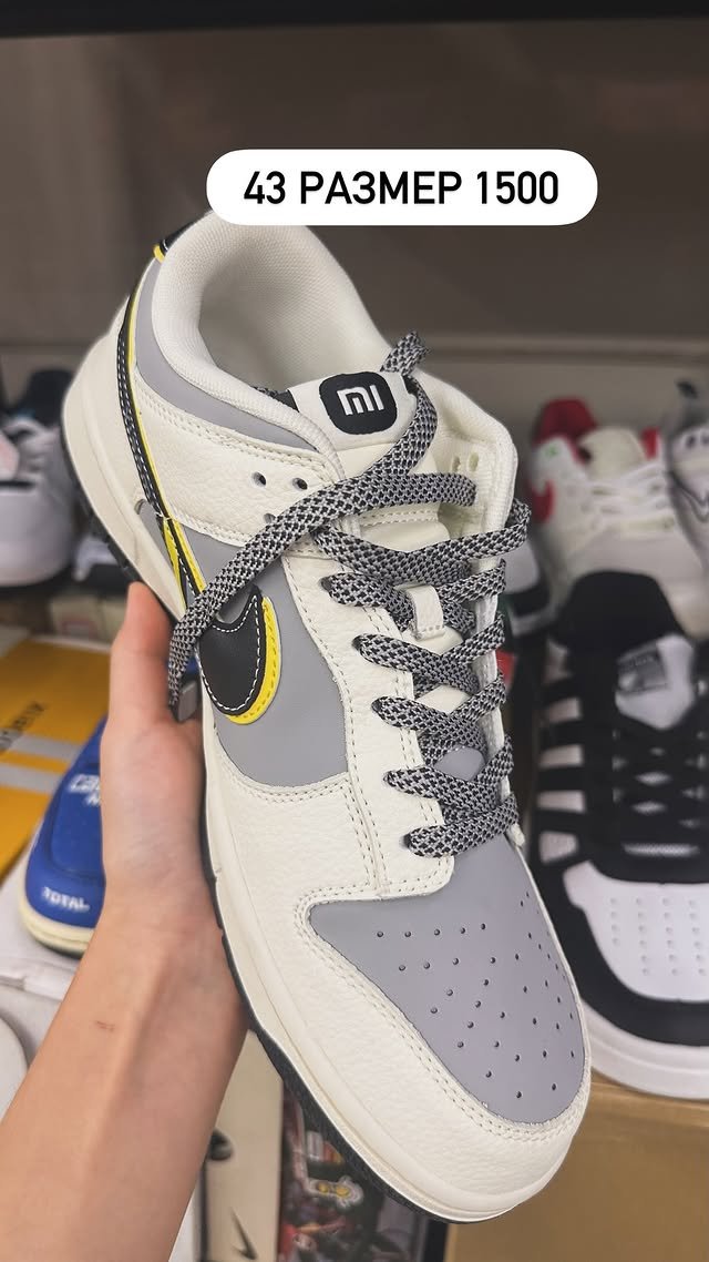 Кроссовки Nike Dunk Low (в коллаборации с брендом Xiaomi).