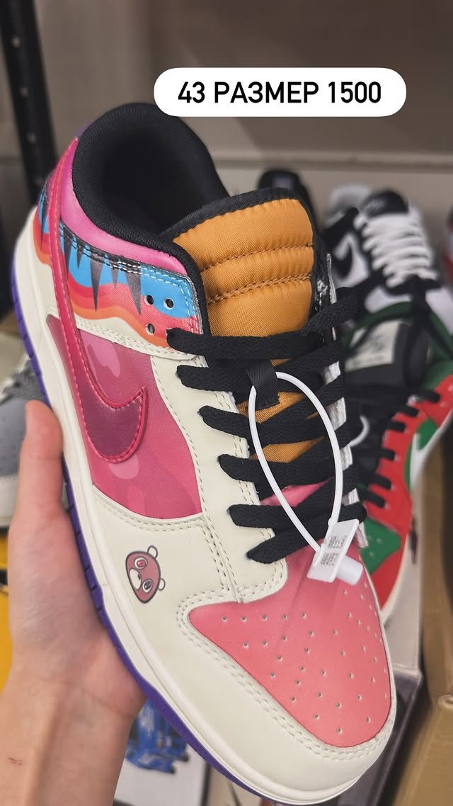 Кроссовки, модель Nike Dunk Low.